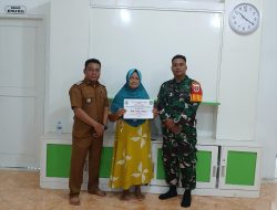 Babinsa Koramil 1022-07/Angsana Dampingi Pembagian BLT Warga