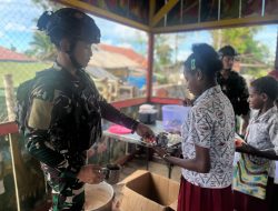 Satgas Yonif 733/Masariku Gelar Program “Masariku Peduli Gizi” di Mumugu Dengan Bagikan Makanan Bergizi Gratis Kepada Siswa SD