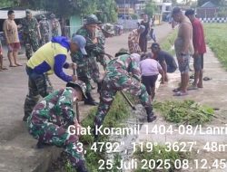 Peduli Kebersiham Lingkungan, Koramil-08 Kodim 1404/Pinrang Bersihkan Saluran Air Bersama Warga