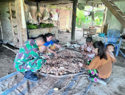 Jalin Kekompakan Bersama Masyarakat Babinsa Kodim 1304/Pinrang Komsos Dengan Petani Coklat