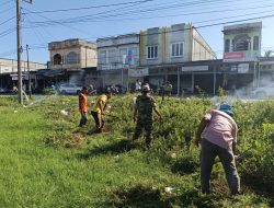 Persiapan HUT RI, Koramil 10/Labar Bersinergi Gotong Royong Bersihkan Lapangan