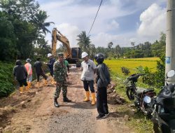 Babinsa Pantau Pembersihan Irigasi Oleh BWS Di Desa Bebuak