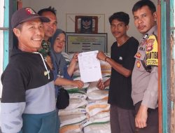 Babinsa Sinergi Bersama Aparat Terkait Kawal Penyaluran Beras Bantuan