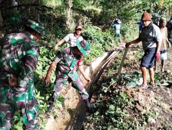 koramil 1419-04/Alla gelar karya bakti pembersihan selokan sepanjang 150 Meter