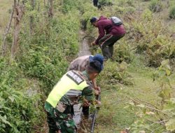 Babinsa Tangse dan Warga Gotong Royong Pasang Pipa Air Bersih untuk Meunasah