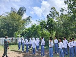 Jelang HUT RI Ke-80, Babinsa Jajaran Kodim 1620/Loteng Beri Pelatihan Paskibra Untuk Anak Sekolah