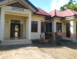 Semangat Kebersamaan! Babinsa Koramil 12/Latim dan Warga Bersihkan Lingkungan Kantor Desa