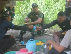 Keakraban Satgas TMMD ke-125 Kodim 1419/Enrekang Saat Istirahat di Lokasi Sasaran Fisik