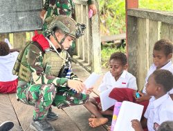 TUMBUHKAN CINTA TANAH AIR SEJAK DINI, SATGAS YONIF 733/MASARIKU GELAR EDUKASI KEBANGSAAN DAN PEMBAGIAN MAKANAN BERGIZI UNTUK ANAK PAPUA