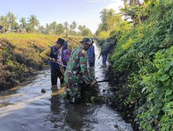 Penuhi Kebutuhan Air Persawahan, Babinsa Kodim 1404/Pinrang Bersihkan Saluran irigasi Bersama Warga