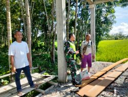 Babinsa jalin komsos dengan masyarakat