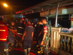 Babinsa dan Warga Bantu Padamkan Api yang Menghanguskan Rumah Warga di Wilayah Binaan