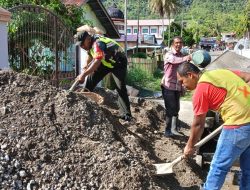 Babinsa Koramil 16/Tangse Gotroy Bersama Warga +Perbaiki Jalan Rusak di Peunalom I