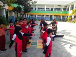 Sambut HUT RI ke-80, Babinsa Koramil 1405-01/Ujung Latih PBB Siswa SD Negeri 5 Parepare