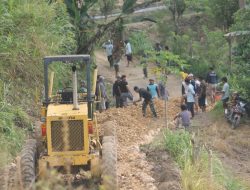 Pengerjaan Jalan Penghubung Desa Pekalobean dan Saludewata Capai Batas Kedua Desa