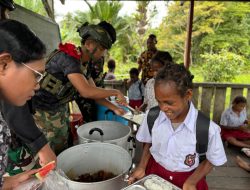 HARAPAN BARU DARI PAPUA: PRAJURIT SATGAS PAMTAS MOBILE YONIF 733/MASARIKU WUJUDKAN PROGRAM “MASARIKU PEDULI GIZI” DI SD RIMBA MUMUGU