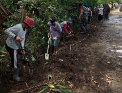 Wujudkan Hidup Sehat, Personil Koramil 04/Alla Bersama Warga Bersihkan Selokan