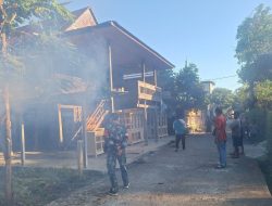 Basmi Sarang Nyamuk, Babinsa Kodim 1404/Pinrang Dampingi Kegiatan Fogging