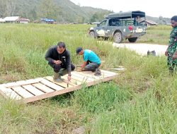 DI PIMPIN DANRAMIL MENINJAU LAHAN UNTUK KARYA BAKTI PEMBANGUNAN RUMAH WARGA KURANG MAMPU DI DISTRIK BIBIDA