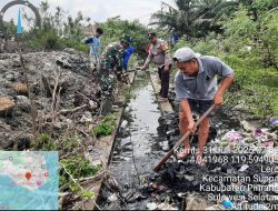 Anggota Koramil-01 Kodim 1404/Pinrang Kerja Bakti Pembersihan Saluran Air