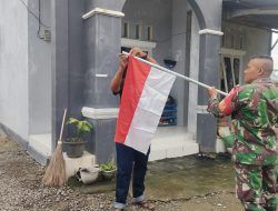 Meriahkan Momen 17 Agustus, Babinsa 01/Pariaman Mengajak Warga di Wilayah Binaan Untuk Mengibarkan Bendera Merah Putih Bukti Cinta Terhadap NKRI