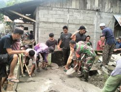 Prajurit Sanggamara Hadir untuk Umat: Babinsa Meukek Ikut Bantu Bangun Fasilitas di Mushalla Jambo Papan