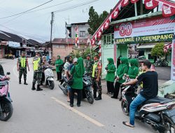 Sambut HUT RI ke-80, TNI dan Persit Koramil 17/Geumpang Bagikan Bendera Merah Putih kepada Warga