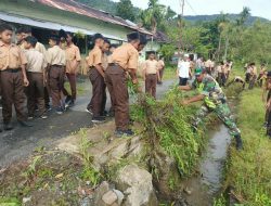 Sambut HUT RI ke-80, Babinsa dan Pelajar di Tangse Bersihkan Lapangan Upacara