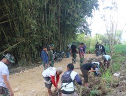 Antusias Warga Bersama Satgas TMMD ke-125 Kodim 1419/Enrekang Membantu Merapikan Bahu Jalan