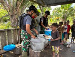 SATGAS PAMTAS MOBILE YONIF 733/MASARIKU PERBAIKI JEMBATAN RUSAK DAN BERIKAN MAKAN BERGIZI GRATIS UNTUK SISWA SD RIMBA MUMUGU