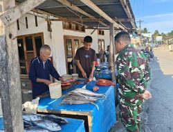Babinsa Labuhanhaji Barat Komsos dengan Pedagang Ikan, Dengarkan Aspirasi dan Beri Motivasi