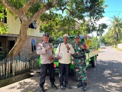 Sambut Hari Ulang Tahun ke-80 Republik Indonesia, Babinsa Koramil 06/Barru Himbau Warga Pasang Bendera Merah Putih
