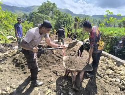Gotong Royong Personel Satgas TMMD 125 Kodim 1422/Maros Bersama Warga Bangun Pondasi Jalan di Desa Batu Putih