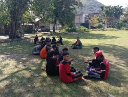 Babinsa Koramil 12/Labuhanhaji Timur Berikan Wawasan Kebangsaan kepada Anak Paskibra di Sela Latihan