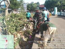 Antisipasi Banjir, Babinsa Koramil-03 Kodim 1404/Pinrang Kerja Bakti Bersama Warga Bersihkan Saluran Air
