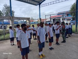 Babinsa Koramil 1703-02/Tigi Ajari Pelatihan Gerak Jalan, PBB (Peraturan Baris Berbaris) siswa-siswi di SMPN 1 Tigi