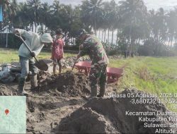 Babinsa Koramil-06 Kodim 1404/Pinrang Bantu Warga Bangun Saluran Irigasi.