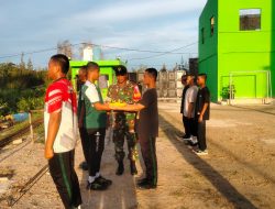 Sambut HUT RI Ke – 80,Babinsa Koramil 0907/04 Tarut Siapkan Perangkat Upacara Siswa – Siswi Madrasah Hurrasul Aqidah