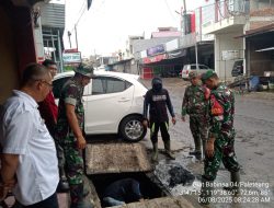 Peduli Kebersihan Lingkungan, Koramil-04 Kodim 1404/Pinrang Kerja Bakti Bersihkan Saluran Air
