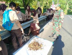 Babinsa Bersama Guru dan Siswa MAN 2 Parepare Bersihkan Lingkungan Sekolah