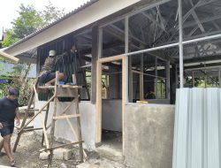 Satgas TMMD Ke-125 Kodim 1422/Maros Melakukan Pemasangan Dinding Samping Rumah dan Pengacian RTLH