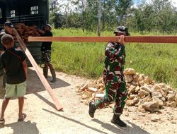 DANRAMIL 1703-01/ENAROTALI IKUT MEMBANTU PROSES MENDIRIKAN TIANG, DALAM PEMBANGUNAN RUMAH