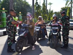 Tumbuhkan Jiwa Nasionalisme, Dandim 1405/Parepare Bersama Anggota Turun Ke Jalan Bagi-Bagi Bendera Merah Putih