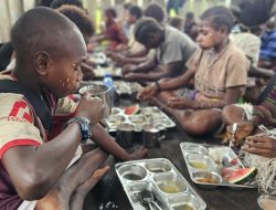 SENTUHAN NUTRISI UNTUK NEGERI: PRAJURIT YONIF 733/MASARIKU RAWAT ANAK-ANAK PAPUA DENGAN CINTA