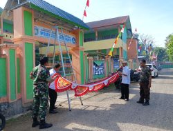 Sambut HUT ke-80 RI, Babinsa Bantu Guru Pasang Umbul-Umbul