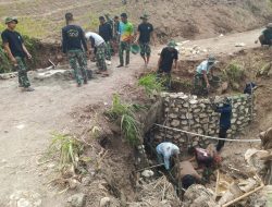 Cegah Erosi, Satgas TMMD ke-125 Bersama Warga Bangun Fondasi di Bahu Jalan Rawan Longsor