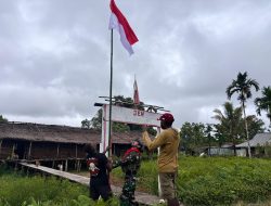 Semangat Gotong Royong Prajurit Satgas Pamtas Mobile Yonif 733/Masariku dengan Warga Mumugu Mengibarkan Bendera Merah Putih Sambut HUT RI ke-80