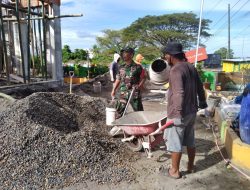 Jalin Kebersamaan Dengan Masyarakat, Babinsa Koramil 1405-04/Soppeng Riaja Bantu Pengecoran Lantai Kantor Desa