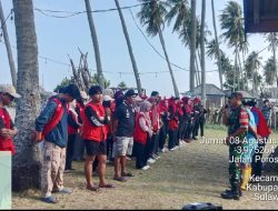 Babinsa Koramil-01 Kodim 1404/Pinrang Laksanakan Kerja Bhakti Bersihkan Pantai