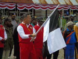 Dandim 1703/Deiyai menghadiri Gerak Jalan Santai dalam rangka memeriahkan HUT Republik Indonesia ke-80 tahun 2025 di Kabupaten Deiyai